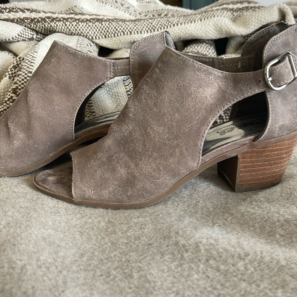 Suede sz 7M
